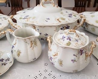 Remarkable set of Haviland Limoges china in very good condition, manufactured in France and sold by R. B. Gray China Co. in St. Louis ,149 pieces
