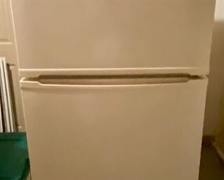 Lot 878. $275.00. Amana Refrigerator Top Freezer Refrigerator Excellent Condition