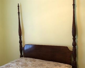 Vintage Henredon Four post wood bed frame w/ mattress, Full size
