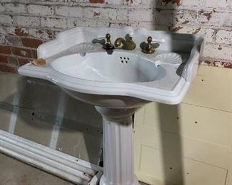 Pedastal sink