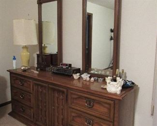 dresser w/mirror