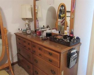 dresser w/mirror