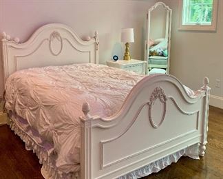 Item 106:  Stanley Young America Queen Bed - Isabella Collection: $400 