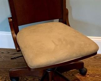 Item 112:  Desk chair - 19.5" x 19.5" x 31" tall: $45