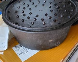 Cast iron pot with lid