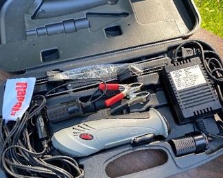Rapala electric filet knife with battery charger in case