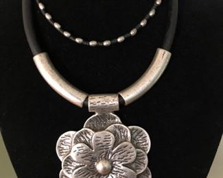 FLOWER NECKLACE $39
