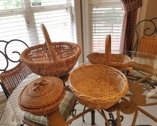ASSORTMENT OF DECORATIVE BASKETS