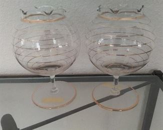 Gold-trim rose vases