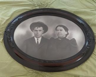 Antique-look oval frame w/puc