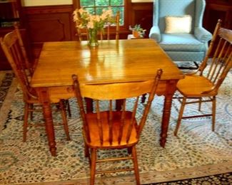 Antique ash Victorian table and four pressed back chairs. Also the approx. 9 by 12 wool rug.