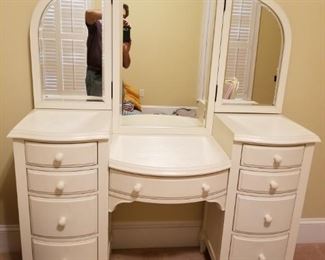 Vanity / Dresser