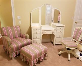 4 Piece Vanity and Chairs Set