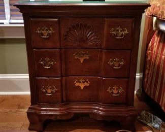 Chest of drawers / table
