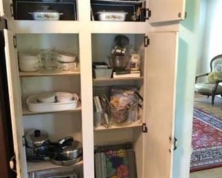Pantry full of kitchen items!