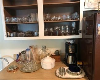 Kitchen glassware & serving items