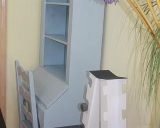 DESK / HUTCH