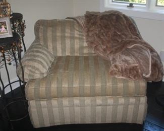 CUDDLE CHAIR