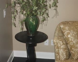 LAMP TABLE WITH FLORAL PIECE