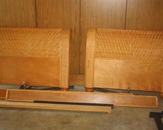 NICE TWIN BED ~ HEAD N FOOT BOARD + RAILS