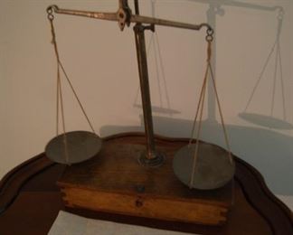 Vintage scale that disassembles and fits into the base/box. Also weights are included.