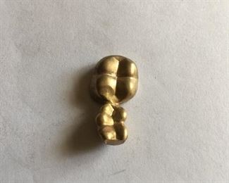 Gold tooth and crown, approx. 5.6 grams. 16 kt. gold