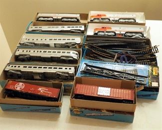 Athearn Miniature HO Santa Fe Train Cars Qty 7 And 2 Engines, With Track