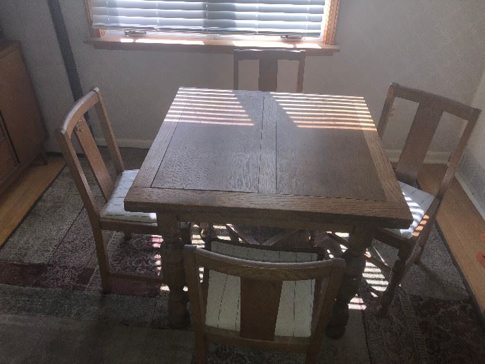 FANTASTIC ANTIQUE GOLDEN TIGER OAK  DINNING TABLE WITH PULL OUT LEAFS, 4 CHAIRS 35% OFF  