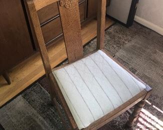 FANTASTIC ANTIQUE GOLDEN TIGER OAK  DINNING TABLE WITH PULL OUT LEAFS, 4 CHAIRS 35% OFF  