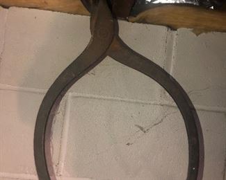 Lot 104B, Ice grabber, $14