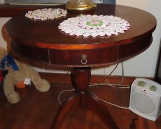 Antique Mahogany Round Table with 1 Drawer