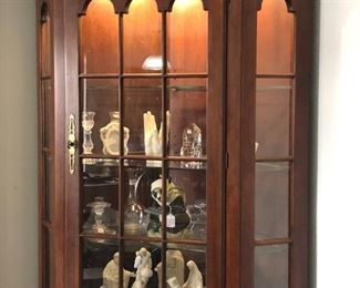 Beautiful vintage mahogany corner cabinet in excellent condition