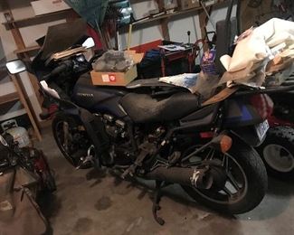 Honda V65 Sabre Motorcycle - Title available - needs repairs / WILL NOT start - this is a project !! $ 500.00