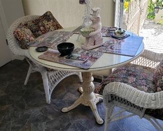 Round Pedestal Table 