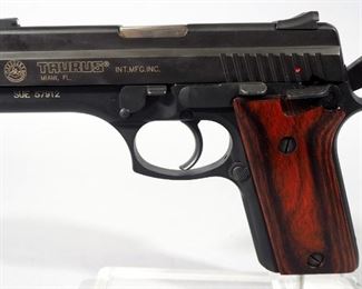 Taurus PT 940 .40 Cal Pistol SN# SUE 57912, With 4 Total Mags