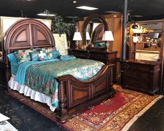 "FAIRMONT DESIGNS" beautiful mahogany Queen Size Bed, Dresser, Mirror, Nightstand, Pillowtop Mattress & Box Springs (Free linens with purchase of bedroom suite, pictured above)