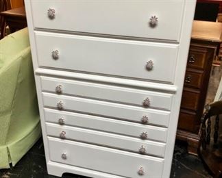 5-Drawer White Vintage Wooden Chest of Drawers with Daisy Knobs