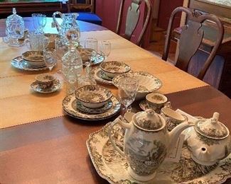 Round dining table with leaves provided