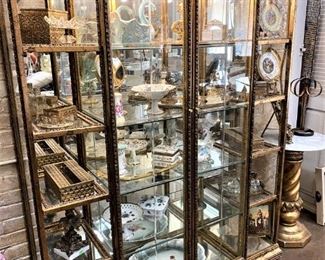 WONDERFUL GOLD LIGHTED CURIO CABINET (1 OF 2) WILL LOTS OF GOODIES