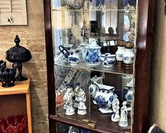 GORGEIOUS LIGHTED WOOD AND GLASS CORNER CUROI CABINET WITH LOTS OF BLUE FIGURINES AND VASES