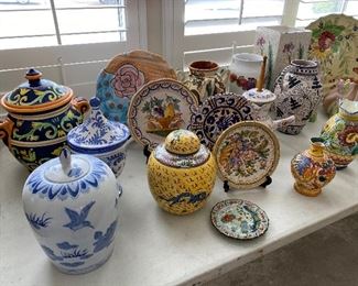 SEVERAL TABLES OF DERUTA ITALIAN POTTERY AND OTHER POTTERY PIECES