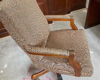 UPHOLSTERED OFFICE CHAIR WITH GAS PEDAL LIFT