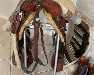 CUSTOM MADE ROPING SADDLE COMPLETE / DAVE THORNBURY/2 ATTACHED SADDLE BAGS , KNIFE SCABBARD, 2 SADDLE BLANKETS AND SADDLE TREE