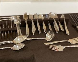 SILVERPLATE / WILDWOOD BY WM ROGERS & SON . SERVICE FOR TWELVE.
TOTAL PIECES 105