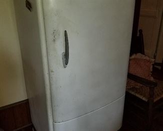 Lot #32 VINTAGE 1947 General Electric Refrigerator (working) $200
