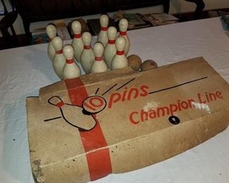 VINTAGE / ANTIQUE 10 PIN 12" HIGH WOOD BOWLING PINS GAME WITH TWO 4" WOOD BALLS