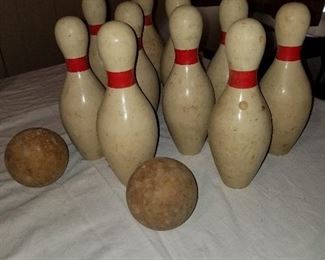 VINTAGE / ANTIQUE 10 PIN 12" HIGH WOOD BOWLING PINS GAME WITH TWO 4" WOOD BALLS