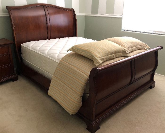 Better Homes and Garden Cherry Finish Queen Sleigh Bed w Nightstand and Media Center/Dresser