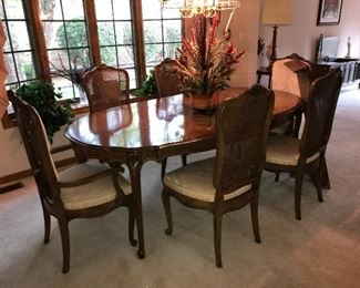 Broyhill Dining Room Table and 6 Chairs comes with 2 leaves and pads $385.00 (pick up only)