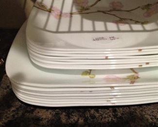 23 pieces of Corelle